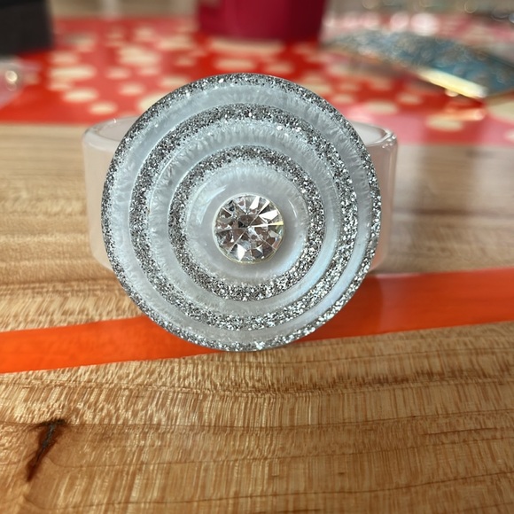 Lucite made in Italy bracelet - 1 inch band 8 inch diameter - Picture 5 of 5